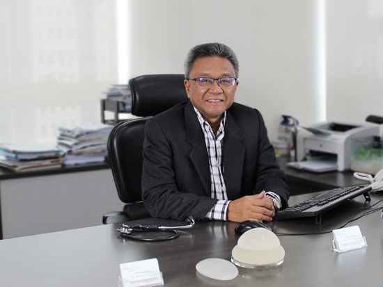 Meet Our Doctors – A Chat with Dr. M. Nasir, the Down-To-Earth Plastic Surgeon.